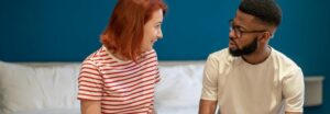 Couple discutant intimement sans se toucher