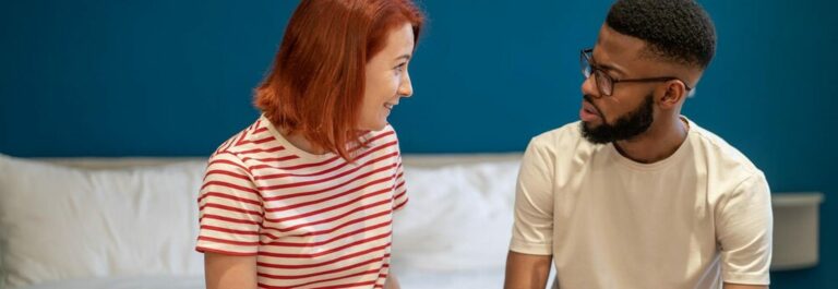 Couple discutant intimement sans se toucher