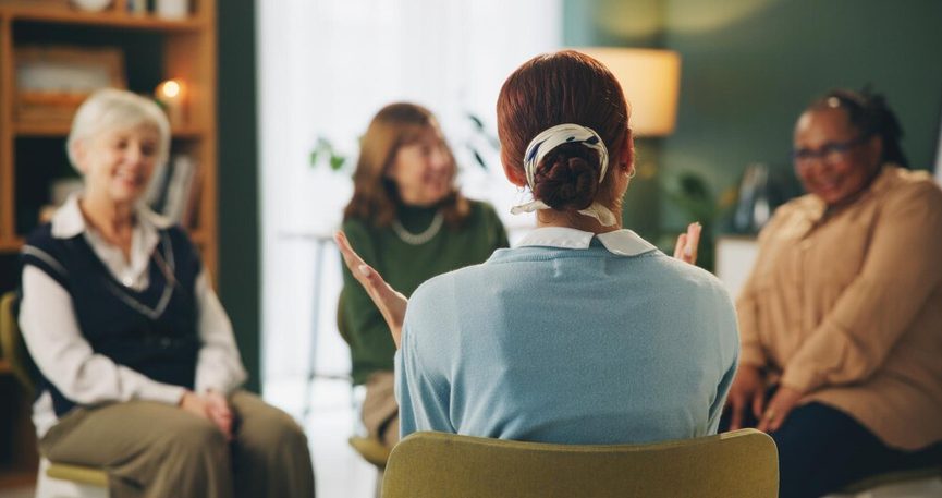 Mains de femmes âgées tenant des tasses de thé