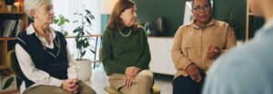 Groupe de femmes seniors discutant autour d'une table