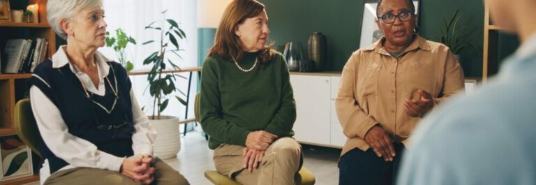 Groupe de femmes seniors discutant autour d'une table