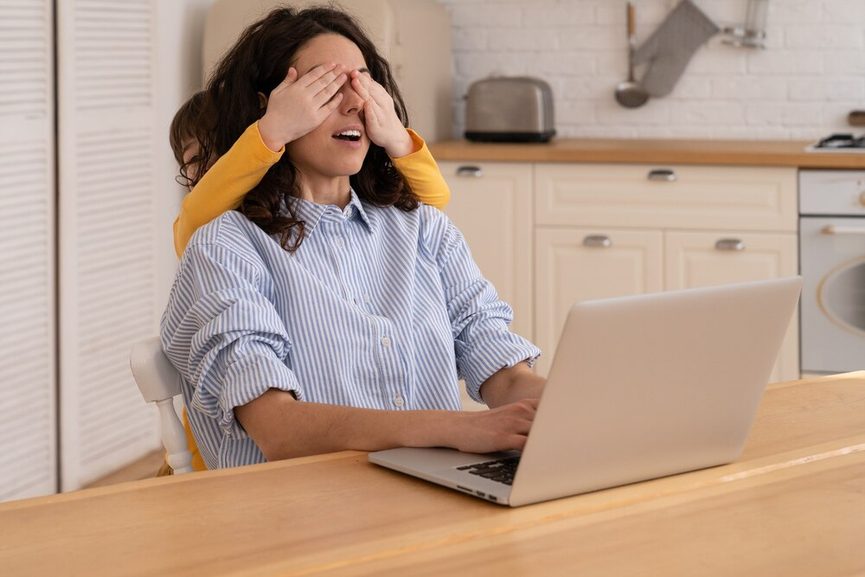 Femme stressée regardant son écran au bureau