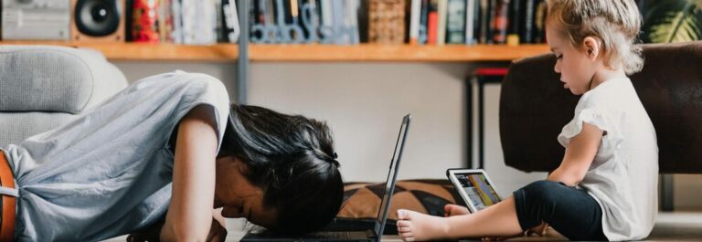 Femme fatiguée travaillant sur ordinateur portable à la maison