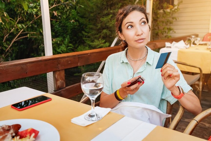 Couple discutant calmement autour d'une table avec des documents financiers