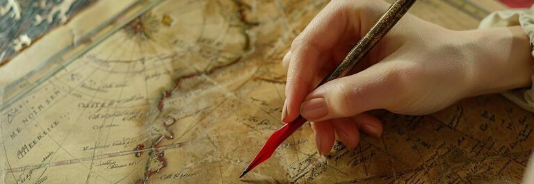 Femme exploratrice consultant une carte ancienne avec une boussole
