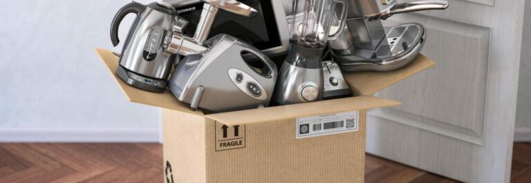 Femme regardant un placard de cuisine rempli d'appareils électroménagers inutilisés
