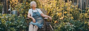 Femme profitant de l'ombre fraîche d'un jardin végétalisé en été