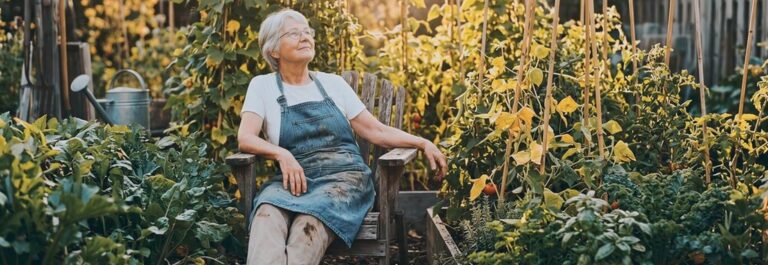 Femme profitant de l'ombre fraîche d'un jardin végétalisé en été