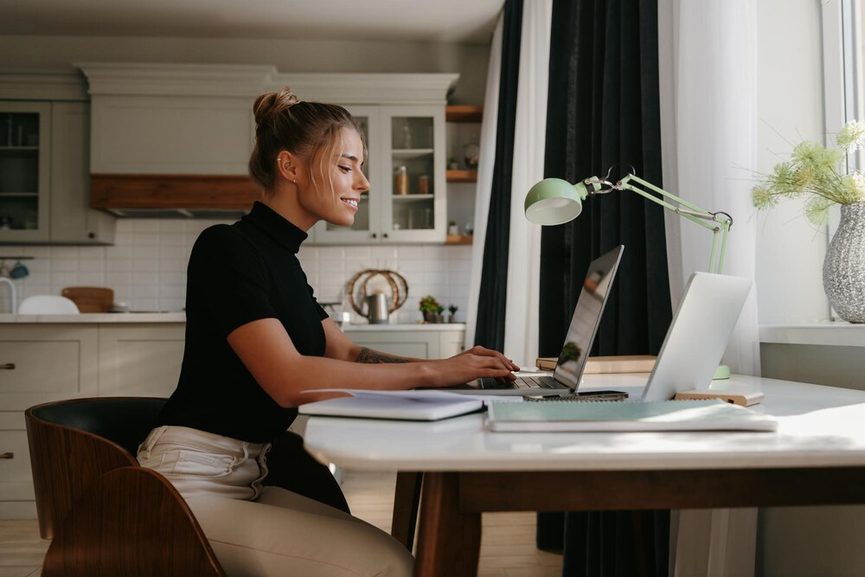 Femme travaillant sur ordinateur portable avec air sérieux
