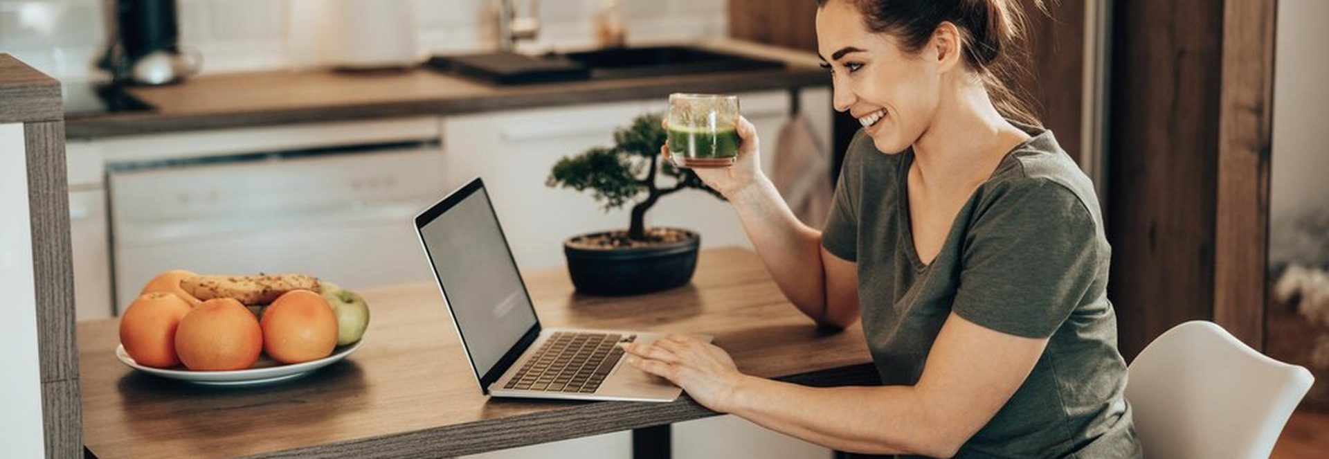 Femme entrepreneure concentrée sur ses documents administratifs
