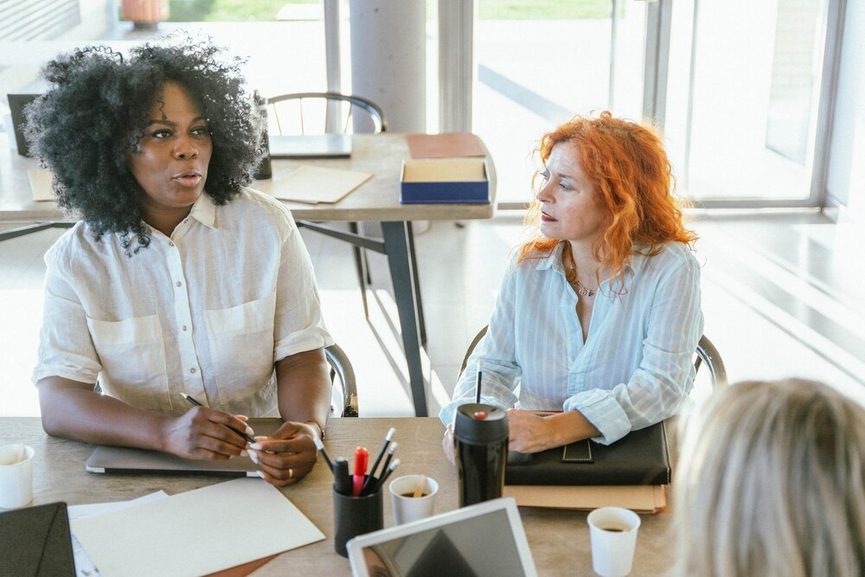 Femme confiante travaillant sur ordinateur dans un bureau lumineux