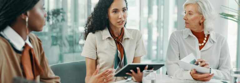 Femme professionnelle en réunion discutant de sa carrière