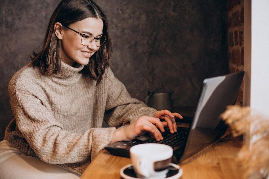 Femme travaillant sur ordinateur portable en réunion