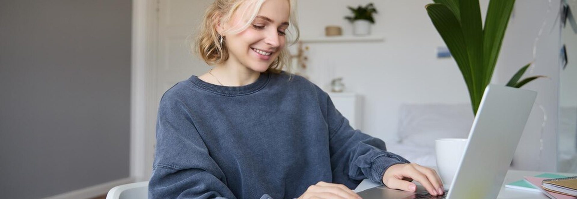 Femme professionnelle de 40 ans souriante au bureau