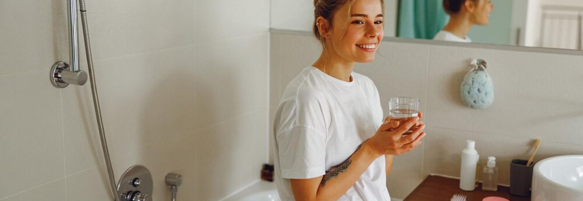 Femme réalisant sa routine matinale écologique dans une salle de bain lumineuse