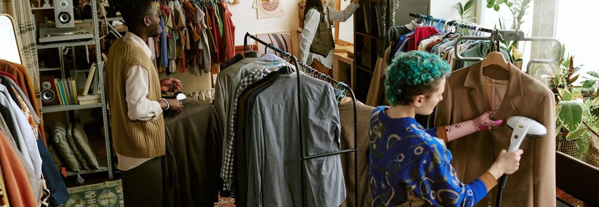 Intérieur lumineux d'un magasin de vêtements de seconde main avec des cintres bien organisés